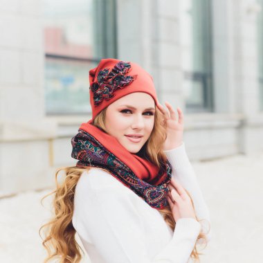 arka plan şapka sonbahar parkı ile genç güzellik açık portre.