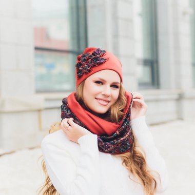 arka plan şapka sonbahar parkı ile genç güzellik açık portre.