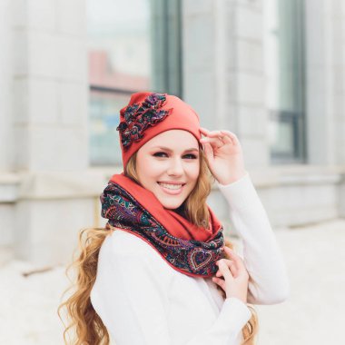 arka plan şapka sonbahar parkı ile genç güzellik açık portre.