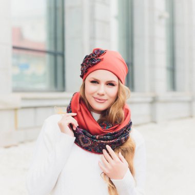 arka plan şapka sonbahar parkı ile genç güzellik açık portre.