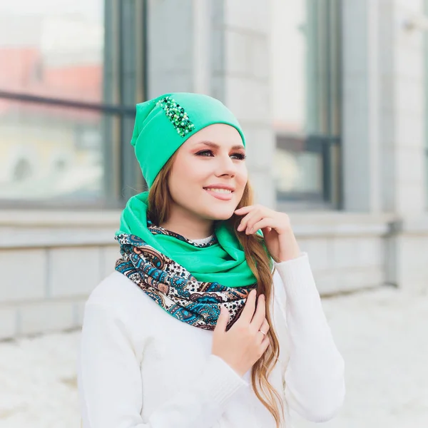 Jonge schoonheid buiten portret met herfst Park in de achtergrond hoed. — Stockfoto