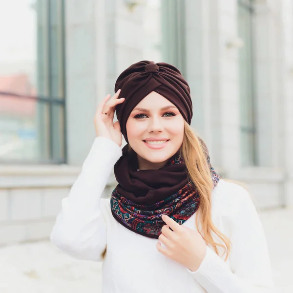 年轻的美女户外肖像与秋季公园的背景帽子. — 图库照片