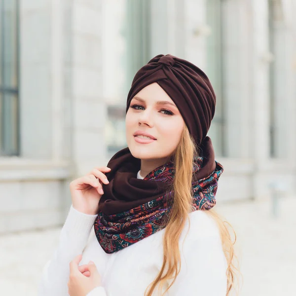 年轻的美女户外肖像与秋季公园的背景帽子. — 图库照片