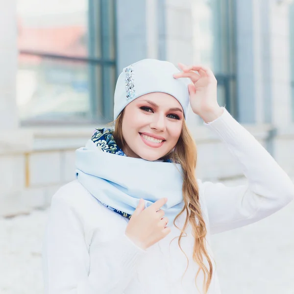 Ung skönhet utomhus porträtt med höst Park i bakgrunden hatt. — Stockfoto