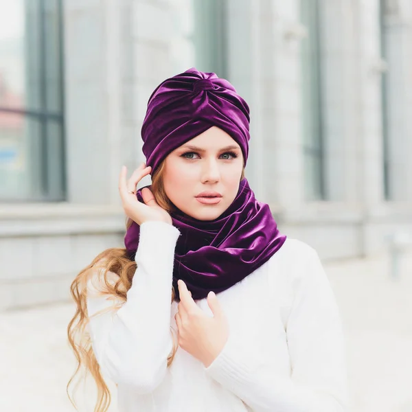 Young beauty outdoor portrait with autumn park in background hat. — Stock Photo, Image