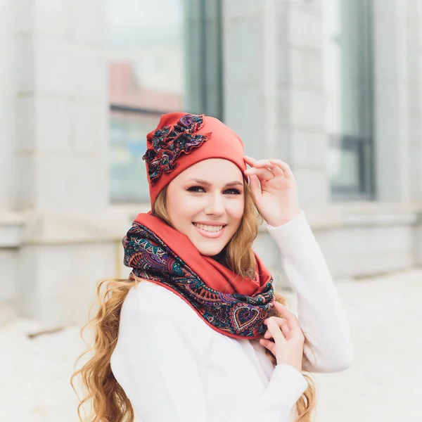 arka plan şapka sonbahar parkı ile genç güzellik açık portre.