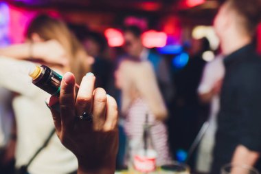 kadın odada yatakta yatan bir e-sigara içiyor. Sigara içenler kavramı Vaping.