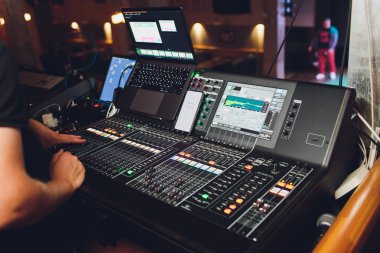 Konser sahnesinin arka planında çalışma ses paneli.