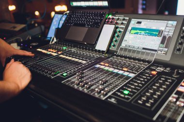 Konser sahnesinin arka planında çalışma ses paneli.