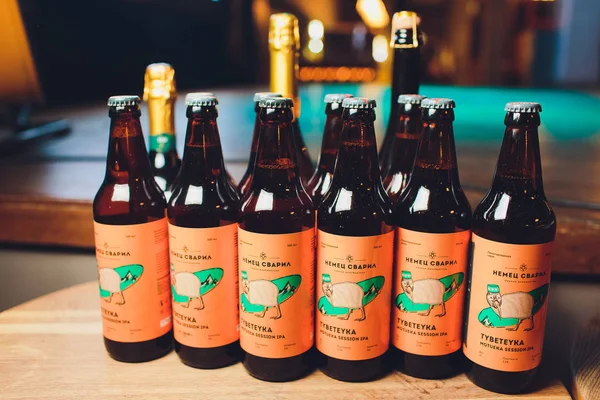 Ufa, Rusya 5, 2018: Çeşitli şişe ler zanaat, microbrew, Ipa, dünyanın dört bir yanından gelen yerli ve ithal biralar süpermarket soğutucusunda raflarda sergileniyor. Alkol içen arka plan. Panorama stili.