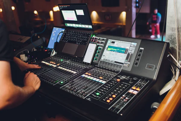 Konser sahnesinin arka planında çalışma ses paneli.