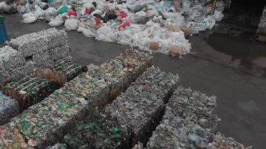 Ufa, Rusya, 1 Temmuz 2019: Atık işleme tesisinde tetra pak suyu ambalajlarının plastik balyaları. Ayrı çöp toplama ve yeniden kullanma kavramı.