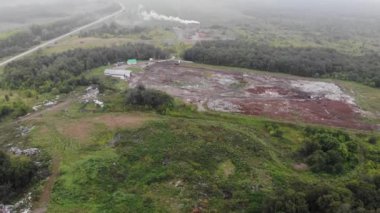 Taş ocağında çakıl üretimi ağır makine. Çukur ve hareketli konveyör bant lı kırma fabrikası kırma ezilmiş taşlar.