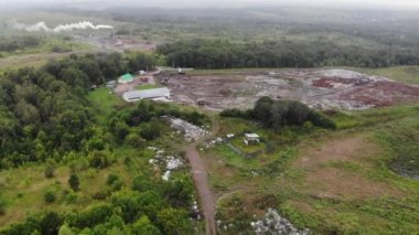 Dağ çöpü, büyük çöp yığını, bozulmuş çöp. Koku ve toksik kalıntı yığını. Bu çöpler kentsel alanlardan, sanayi bölgelerinden geliyor. Tüketici toplumu büyük atıklara neden olur. Kurtulamıyorum.
