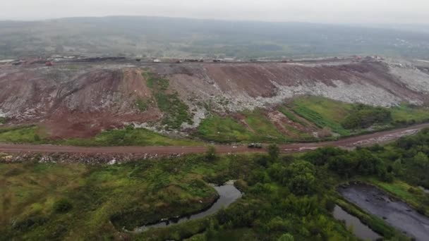 Horský odpad, velká hromada odpadků, zničený odpad. Hromada smradlavých a toxických zbytků. Tyhle odpadky pocházejí z městských oblastí, z průmyslových oblastí. Spotřebitelská společnost způsobuje obrovské plýtvání. Nelze se zbavit — Stock video