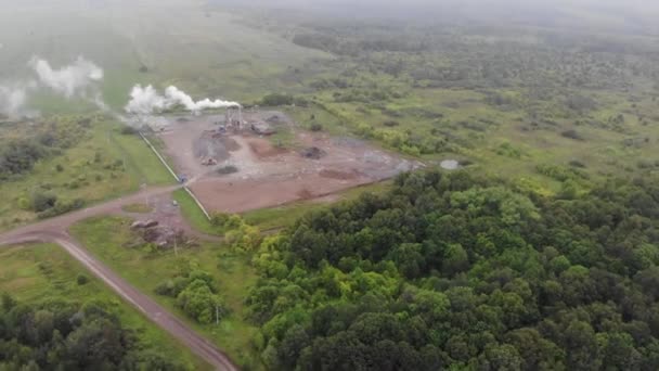 Machinerie lourde de production de gravier dans la carrière. Usine de rupture de pierres avec fosse et déplacement des pierres concassées de chargement de bande transporteuse . — Video