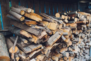 Yakacak odun yığını. Yakacak odun hazırlanması için kış ve yemek, yakacak odun arka plan, ormanda odun yığınları için kullanın.