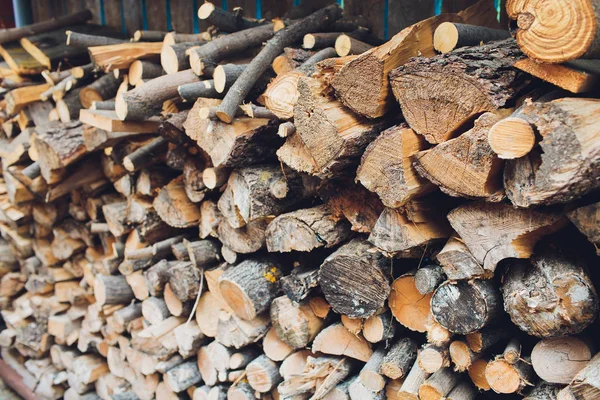 Yakacak odun yığını. Yakacak odun hazırlanması için kış ve yemek, yakacak odun arka plan, ormanda odun yığınları için kullanın.