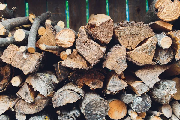 Yakacak odun yığını. Yakacak odun hazırlanması için kış ve yemek, yakacak odun arka plan, ormanda odun yığınları için kullanın.