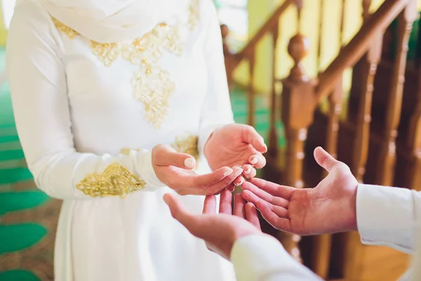 Pernikahan nasional. Pengantin pria dan wanita. Pernikahan pasangan muslim selama upacara pernikahan. Pernikahan Muslim. — Stok Foto