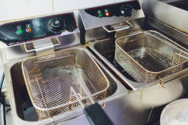 Kullanılan kirli demir tava yağ ve kirli turner ve ifade yazmak için alan, hastalık ve sağlık sorunu ve kanser, sindirim hastalığı gibi aile için mali sorun kötü pişirme davranışı nedeni.