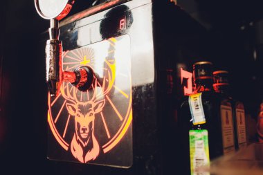 Ufa, Rusya Federasyonu, Harats Pub, 15 Kasım, 2018: Jagermeister alkol içecekler bar. barmen bir bardak içki alıyor..