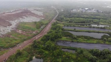 Dağ çöpü, büyük çöp yığını, bozulmuş çöp. Koku ve toksik kalıntı yığını. Bu çöpler kentsel alanlardan, sanayi bölgelerinden geliyor. Tüketici toplumu büyük atıklara neden olur. Kurtulamıyorum.