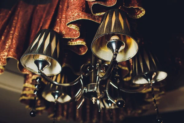 Lampadario di cristallo con teatro palcoscenico tende rosse . — Foto Stock