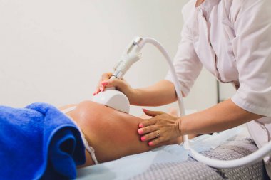 Güzellik uzmanı kalça starvac masaj yapıyor rulo kırpılmış görünümünü.