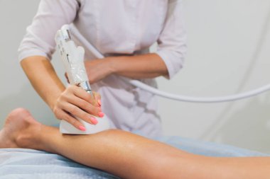 Güzellik uzmanı kalça starvac masaj yapıyor rulo kırpılmış görünümünü.