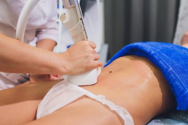 Güzellik uzmanı kalça starvac masaj yapıyor rulo kırpılmış görünümünü.