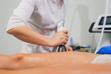 Güzellik uzmanı kalça starvac masaj yapıyor rulo kırpılmış görünümünü.