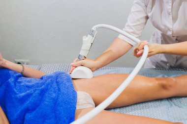 Güzellik uzmanı kalça starvac masaj yapıyor rulo kırpılmış görünümünü.