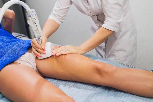 Vista cortada de cosmetologista com rolo fazendo nádegas massagem starvac . — Fotografia de Stock