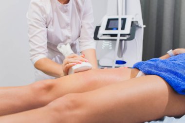 Güzellik uzmanı kalça starvac masaj yapıyor rulo kırpılmış görünümünü.