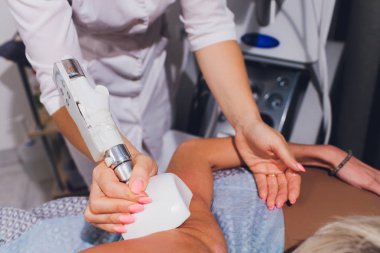 Güzellik uzmanı kalça starvac masaj yapıyor rulo kırpılmış görünümünü.