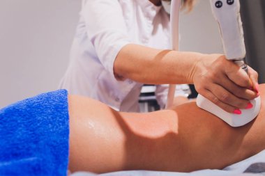 Güzellik uzmanı kalça starvac masaj yapıyor rulo kırpılmış görünümünü.