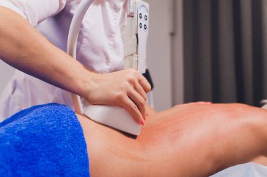 Güzellik uzmanı kalça starvac masaj yapıyor rulo kırpılmış görünümünü.