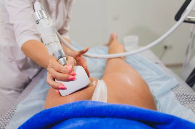 Güzellik uzmanı kalça starvac masaj yapıyor rulo kırpılmış görünümünü.