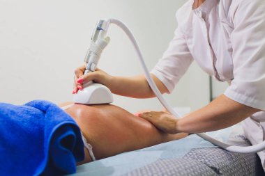 Güzellik uzmanı kalça starvac masaj yapıyor rulo kırpılmış görünümünü.