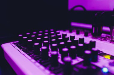 Ses üreticisi için karıştırma konsolu. Müzik. Ses. Ses kontrol cihazı. Yönetmenler uzak.