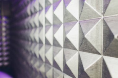 gölge ve ışık ile beton duvar dokusu sıva çimento beyaz ve gri geometrik dikişsiz üçgen piramit arka plan.