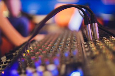 Ses üreticisi için karıştırma konsolu. Müzik. Ses. Ses kontrol cihazı. Yönetmenler uzak.