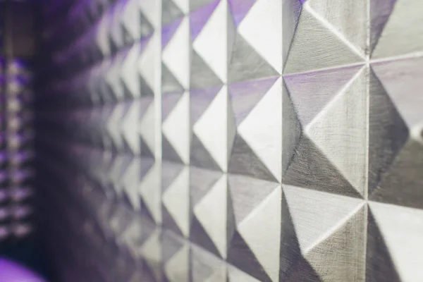 コンクリート壁テクスチャスタッコセメント白と灰色の幾何学的シームレスな三角形のピラミッドの背景と影と光. — ストック写真