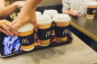 Ufa, Rusya, 1 Temmuz 2019: Mcdonalds restoranda masada Mcdonalds logolu kağıt kahve.