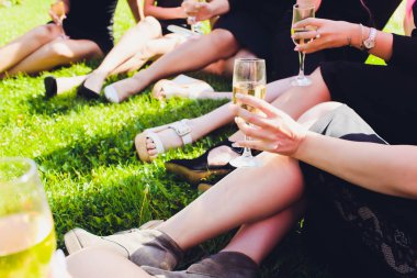 Tungur gözlük ile alkol ve kızartma, parti. Olay için tebrikler. Neşeli parti arkadaşları.