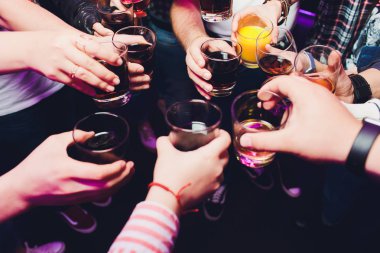 Tungur gözlük ile alkol ve kızartma, parti. Olay için tebrikler. Neşeli parti arkadaşları.