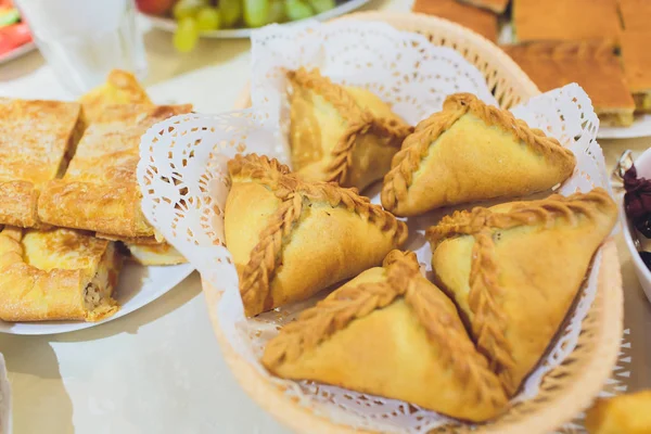 Echpochmak est un plat national bachkir et tatar, un produit cuit à base de levure, moins souvent de pâte sans levain, farcie de pommes de terre, de viande. Pattes. — Photo