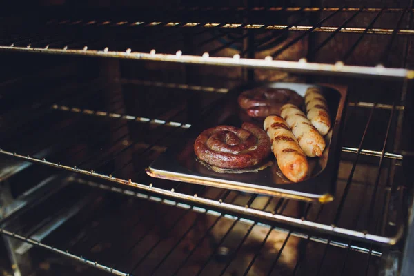 Fırında sosis pişirmek. Fast food sokağı. Kızarmış sosis.