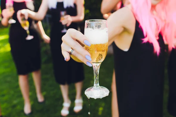 Bicchieri con alcool e tostatura, festa. Congratulazioni per l'evento. Amici festaioli allegri . — Foto Stock